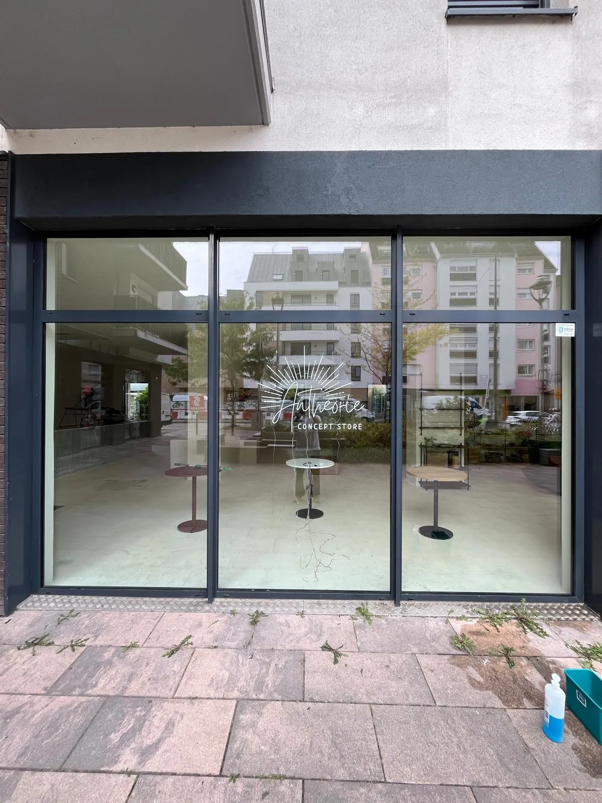 Devanture vitrée d'un concept store nettoyée, vue depuis le trottoir
